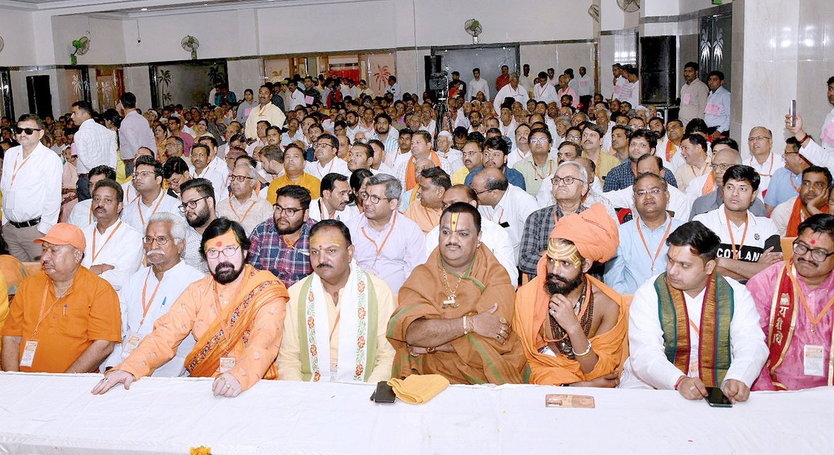 दाऊजी की पावन धरा हाथरस में आज आयोजित प्रबुद्धजन सम्मेलन में सम्मिलित हुआ।

डबल इंजन सरकार की गरीब-कल्याणकारी योजनाओं के माध्यम से देश ने 'मोदी की गारंटी' को धरातल पर उतरते हुए देखा है। यहां की जनता भी एक बार पुनः इस गारंटी पर अपने वोट की मुहर लगाने जा रही है।

आभार हाथरस वासियो!