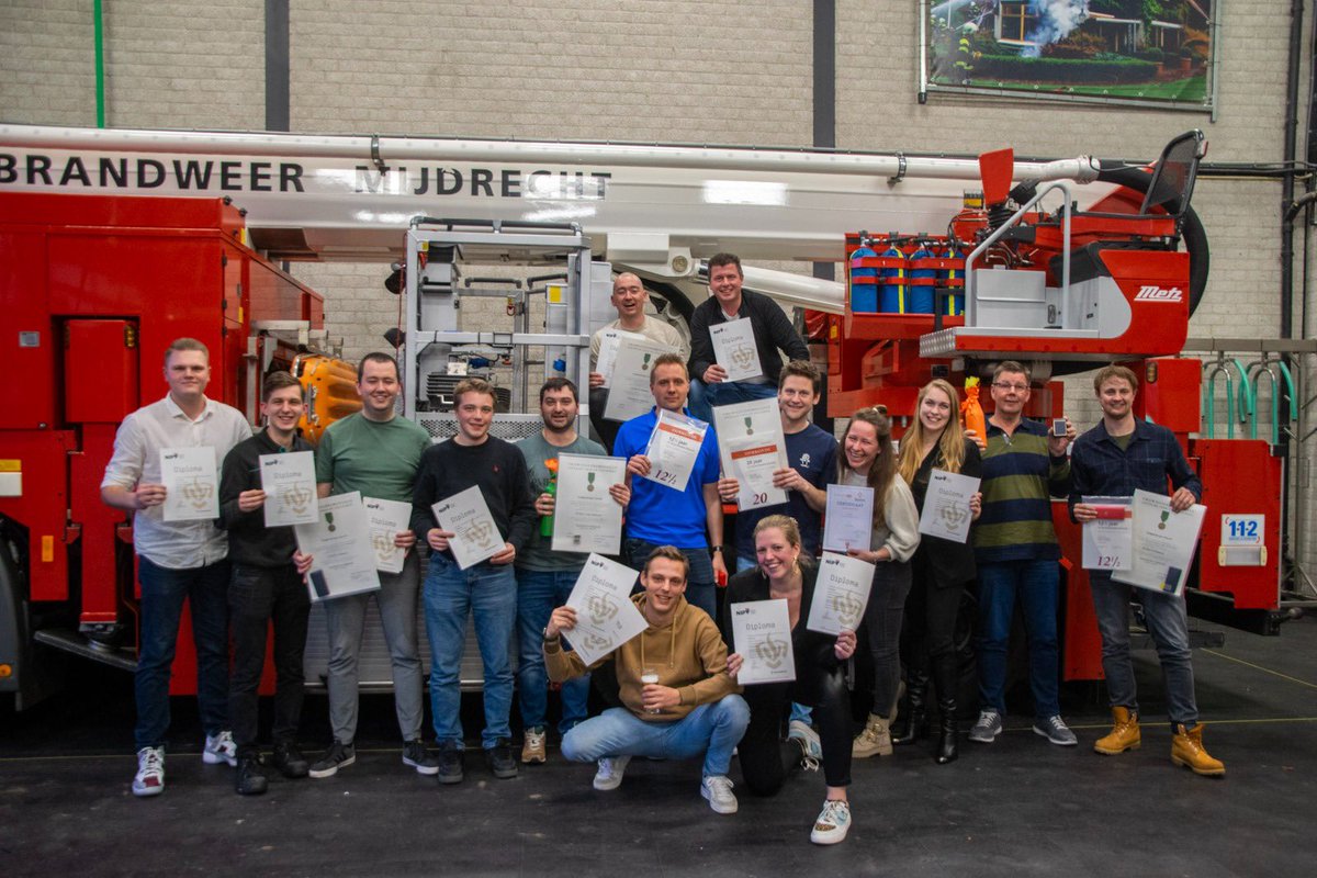 BrwMijdrecht's tweet photo. Tijdens de afgelopen ledenvergadering weer ruim 💯 jaar aan jubilarissen en diploma’s van manschap t/m bevelvoerder uitgereikt. #mooikorps https://t.co/NPI4TIZYYw