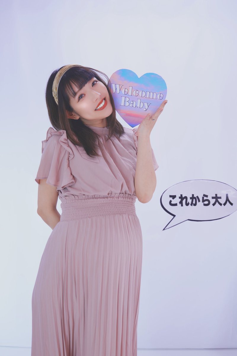 妊娠10ヶ月に突入しました🤰 ついに！臨月〜！！👏✨ 無事に今日までお腹の中ですくすくと 育ってくれてありがとう、、🥲 今日までの事を振り返るともう泣けるぜ 正直出産は人生最大級に怖いけど これまでの奇跡を信じ、 その時が来るのを楽しみに どーんと構えております！ 4月だね〜！🌸🌸🌈