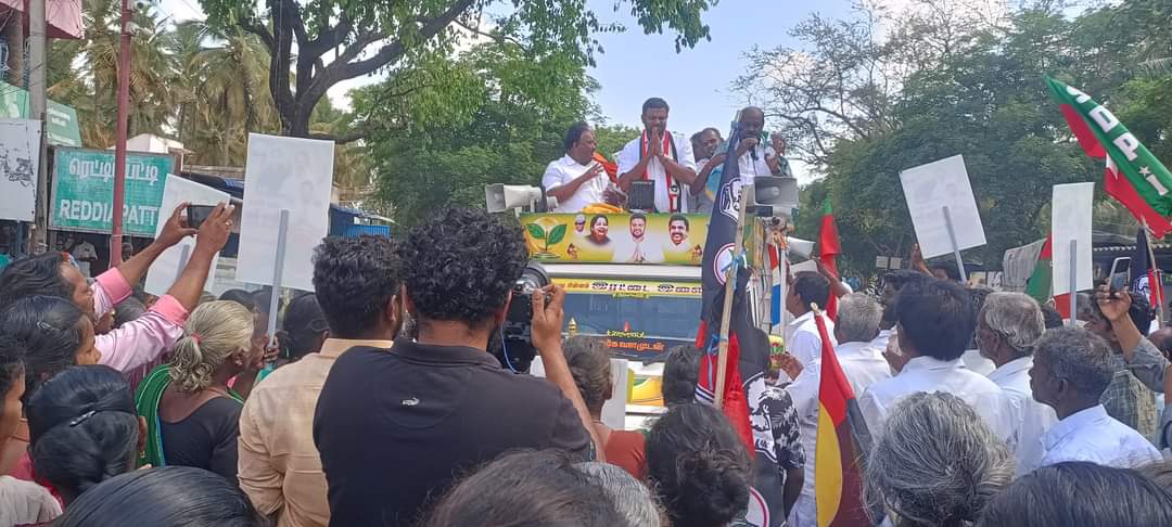 sdpitnhq's tweet photo. நத்தம் ஒன்றியத்தில்  தீவிர வாக்கு சேகரிப்பு..!

#நத்தம் ஒன்றிய கிராமப் பகுதிகளில் #திண்டுக்கல் பாராளுமன்ற தொகுதியின் கழக வெற்றி வேட்பாளர் முகம்மது முபாரக் அவர்களை ஆதரித்து, இரட்டை இலை சின்னத்திற்கு வாக்குகள் கேட்டு, கழக பொருளாளர், திண்டுக்கல் மேற்கு மாவட்ட கழக செயலாளர், முன்னாள் அமைச்சர் மாண்புமிகு திண்டுக்கல் C.சீனிவாசன் MBA.,MLA மற்றும் கழக துணை பொதுச் செயலாளர், திண்டுக்கல் கிழக்கு மாவட்ட கழக செயலாளர், முன்னாள் முப்பெருந்துறை அமைச்சர் மாண்புமிகு நத்தம் இரா.விசுவநாதன் https://t.co/7zgEMLw9Bh., MLA ஆகியோர் நத்தம் ஒன்றியத்துக்குட்பட்ட ஊராட்சிகளில் தீவிர பிரச்சாரம் மேற்கொண்டனர்.

கழக அம்மா பேரவை இணைச் செயலாளர், நத்தம் ஒன்றிய பெருந்தலைவர் திரு RVN.கண்ணன் அவர்கள் தலைமையில் நத்தம் ஒன்றியத்திற்குட்பட்ட கிராமப் பகுதிகளில் காலை முதல்  வீதிவீதியாக இரட்டை இலை சின்னத்துக்கு வாக்குகள் சேகரித்தனர். இந்த பிரச்சாரத்தில் நத்தம் தெற்கு ஒன்றிய செயலாளர் திரு.மணிகண்டன், மாவட்ட அம்மா பேரவை இணைச் செயலாளர் திரு.ஜெயபாலன், மாவட்ட மாணவரணி இணைச் செயலாளர் திரு.அசாருதீன்  உள்ளிட்ட ஒன்றிய கழக நிர்வாகிகள் வாக்கு சேகரிப்பில் ஈடுபட்டனர். மேலும், தேமுதிக, புதிய தமிழகம், மஜக, இந்திய தேசிய லீக், புரட்சி பாரதம் கட்சியின் நிர்வாகிகள், தொண்டர்களும் தீவிர வாக்கு சேகரிப்பில் ஈடுபட்டனர்.

#வெல்லட்டும்_முபாரக் #வளமாகட்டும்_திண்டுக்கல்  #Dindigul4Mubarak  #வெல்லட்டும்_இரட்டைஇலை #வெல்லட்டும்_sdpi #MubarakforDindigul