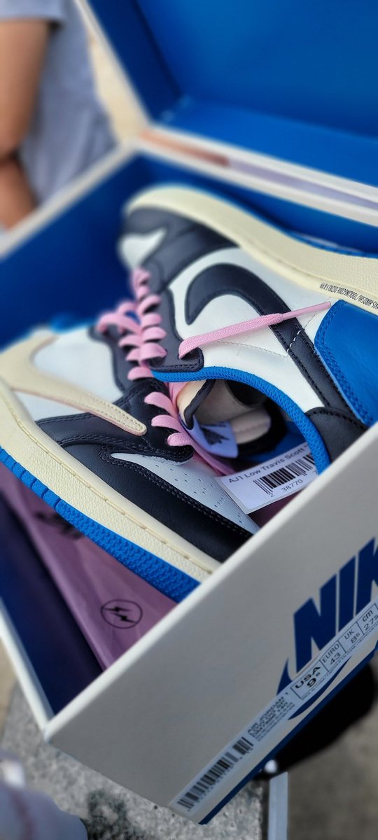 Who the heo is travis??? #getyofeetright