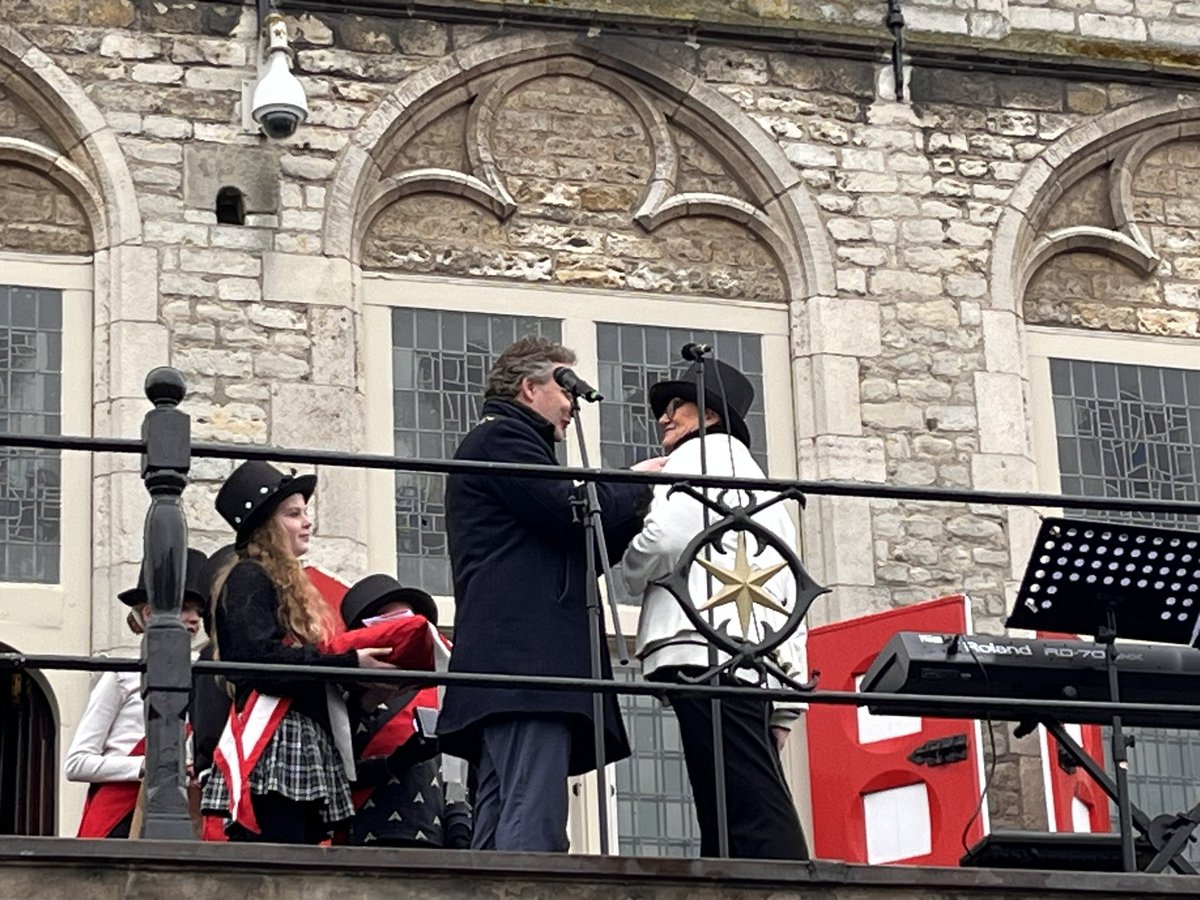 Gaaf! Tijdens het Paasontbijt is <a href="/IreneKlHaneveld/">Irene Klein Haneveld</a> ereburger van <a href="/GemeenteGouda/">Gemeente Gouda</a> geworden! <a href="/PieterVerhoeve/">Pieter Verhoeve</a> spelt haar de versierselen op.