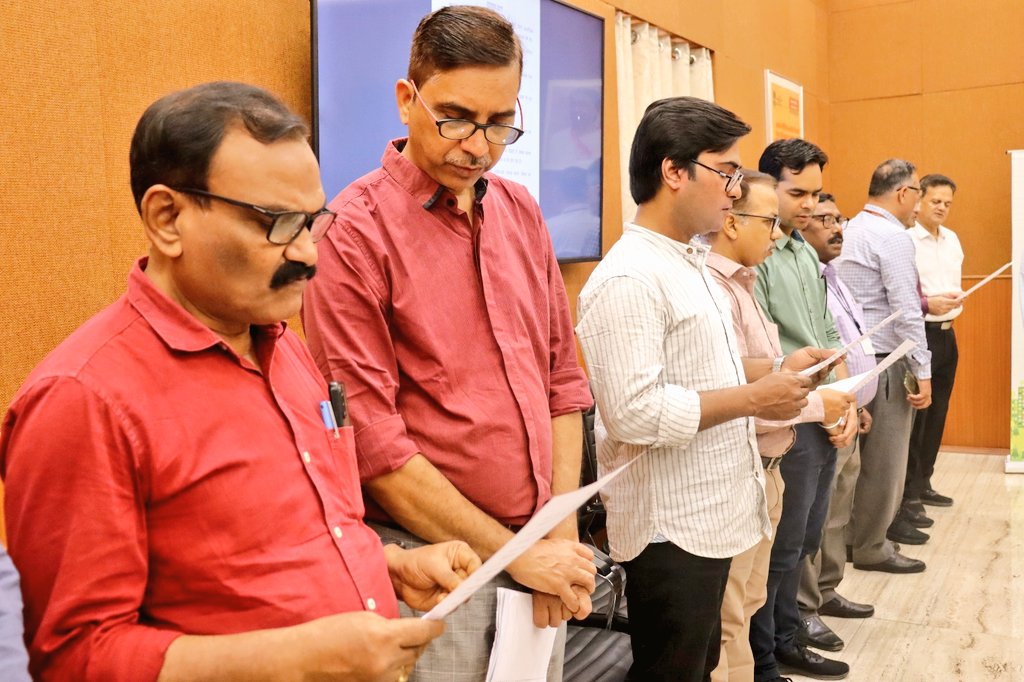 Swachhata Pledge echoed around Jaisalmer House!

#SwachhataPakhwada is being observed by the Department of Justice from 1st to 15th April 2024. 
On the Inaugural Day, Shri S.K.G. Rahate, Secretary, DoJ, administered the 'Swachhata Pledge' to the Officers/Staff.
