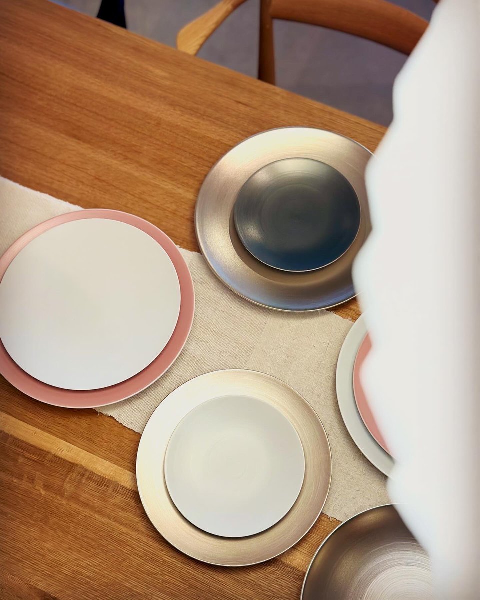 yoshiyama_tansu's tweet photo. 「ARITA PORCELAIN LAB」
アリタポーセリンラボは
創業1804年の歴史を誇る
有田焼の老舗窯元
七代目弥左エ門が
現代の感性と
200年の伝統を
組み合わせて
生み出した
他とは一線を画する
有田焼です
#有田焼
#ARITAPORCELAINLAB
#アリタポーセリンラボ
#暮らしの道具吉山 https://t.co/UIhskwLqiY