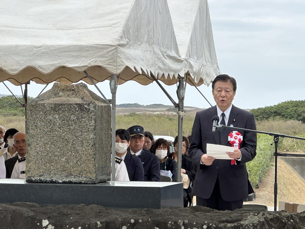 3月30日、#硫黄島 で #日米戦没者合同慰霊追悼顕彰式典 を開催し、私は日本側遺族代表としてご挨拶をしました。その後、地下壕などを慰霊巡拝し、現在の平和と豊かな暮らしが英霊の皆様の尊い犠牲の上に成り立っていることを心に刻み、哀悼の誠を捧げてまいりました。facebook.com/shindo.yoshita…