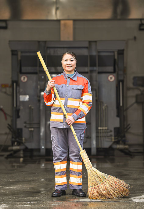 thinking_panda's tweet photo. Her name is Liu Mingqun, a cleaning worker in Beijing's Shijingshan District and also one of the representatives of the National People's Congress (NPC), China's highest authority.
In this year's two sessions, she submitted a motion on "more efficient waste separation". https://t.co/U6Su0xO7r7