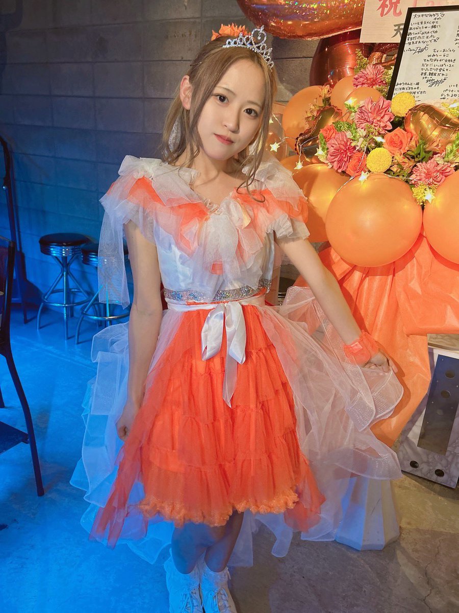 TOP_miyuu's tweet photo. あまねに卒業衣装作って貰いました♥️

髪飾りはうさみぃ！💜

フリフリいっぱいで後ろ長めっていう希望だったんだけどめちゃめちゃ可愛くて理想通り！豪華！！

お姫様みたいでしょ🫶👸

実は去年の生誕で着た服がここまで進化しました！！

2人ともありがとう🥹 https://t.co/gPzTOt82Ca