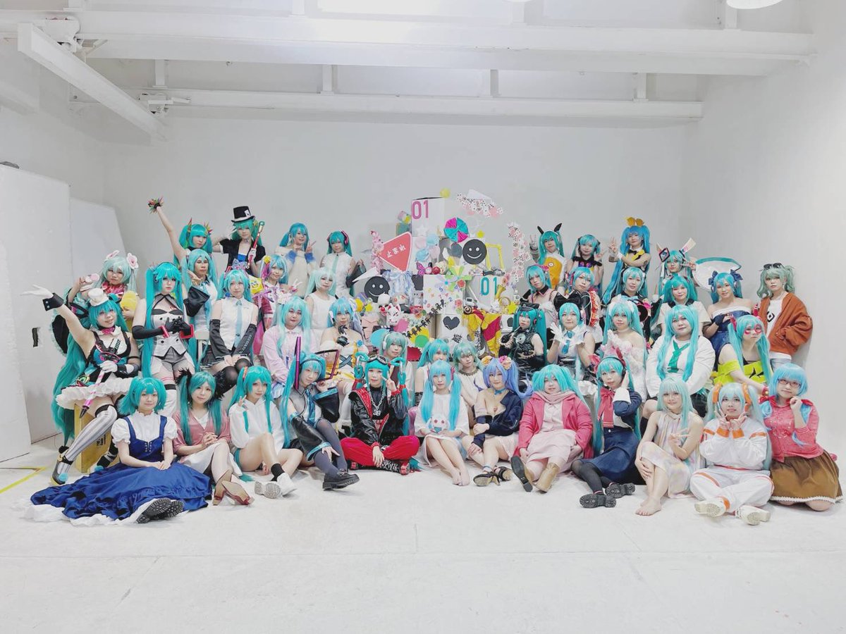 maitsuking's tweet photo. 昨日は @moriyamaliza と @HoshiyomiUta が
主催した初音ミクオンリーの大型併せでした🥳

主催の二人、カメラさん、アシさんたち、あと40人以上のミクさんみんなお疲れ様でしたー！！

二枚目のDear Creatorsちゃん @aikawa_ayayui 

#331_MikuOnly https://t.co/Lskg6bNJp9