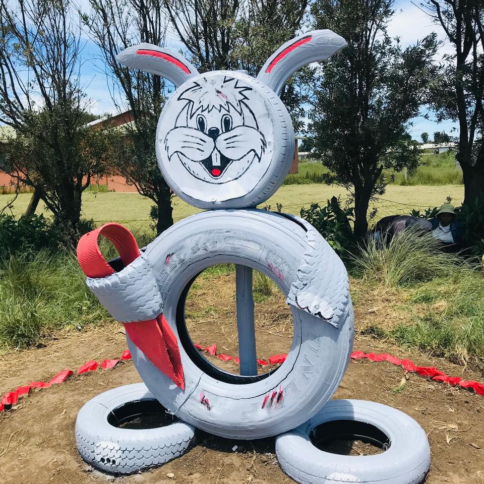 🐇The Easter bunny was spotted in Lingeni Village yesterday! 🥕 Using old tyres, the Placemaking and Community & Public Art worked together to create this tyre art.
🌐 africaignite.co.za

#AfricaIgnite #SocialEmploymentFund #WorkforCommonGood #EmpoweringLives
