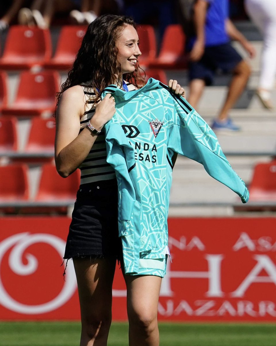Club Deportivo Mirandés (@cdmirandes) on Twitter photo 🇪🇸 𝗜𝗡𝗧𝗘𝗥𝗡𝗔𝗖𝗜𝗢𝗡𝗔𝗟 | La mirandesa 𝗔𝗱𝗿𝗶𝗮𝗻𝗮 𝗡𝗮𝗻𝗰𝗹𝗮𝗿𝗲𝘀, portera del <a href="/AthleticClubFem/">Athletic Club</a>, convocada por primera vez con la <a href="/SEFutbolFem/">Selección Española Femenina de Fútbol</a> absoluta.
¡Enhorabuena Adriana, qué orgullo! 👏🏻 🇪🇸 𝗜𝗡𝗧𝗘𝗥𝗡𝗔𝗖𝗜𝗢𝗡𝗔𝗟 | La mirandesa 𝗔𝗱𝗿𝗶𝗮𝗻𝗮 𝗡𝗮𝗻𝗰𝗹𝗮𝗿𝗲𝘀, portera del <a href="/AthleticClubFem/">Athletic Club</a>, convocada por primera vez con la <a href="/SEFutbolFem/">Selección Española Femenina de Fútbol</a> absoluta.
¡Enhorabuena Adriana, qué orgullo! 👏🏻
