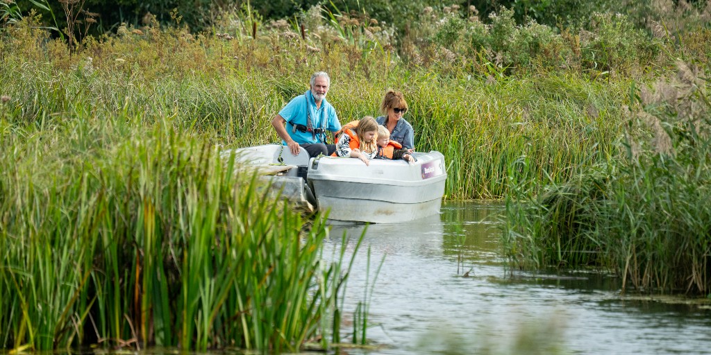 Its a beautiful Easter Monday for a boat safari! See our Top 5 suggestions for families for a day out this spring at WWT Arundel: ow.ly/MLHt50R5AxH