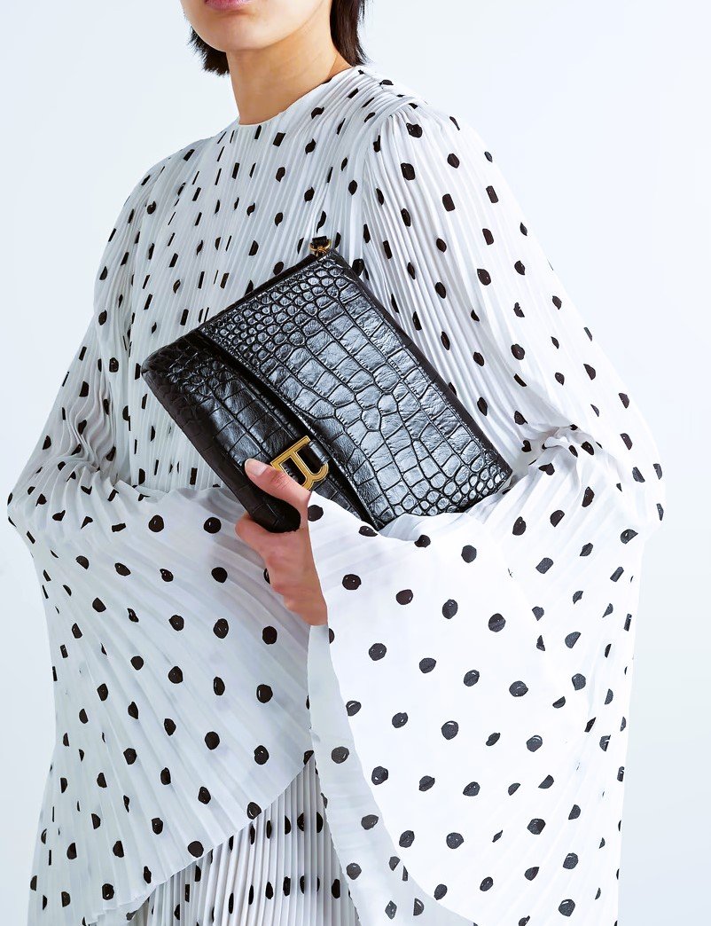 999Bags999's tweet photo. Elevate your accessory game with Balenciaga's logo-embellished croc-effect leather clutch, a sophisticated touch of texture for any ensemble.
#BalenciagaClutch #LogoEmbellished #LuxuryAccessories #accessories #fashion #handmade #style #love #bag #bags #BagObsession https://t.co/cjf0qjd6gg