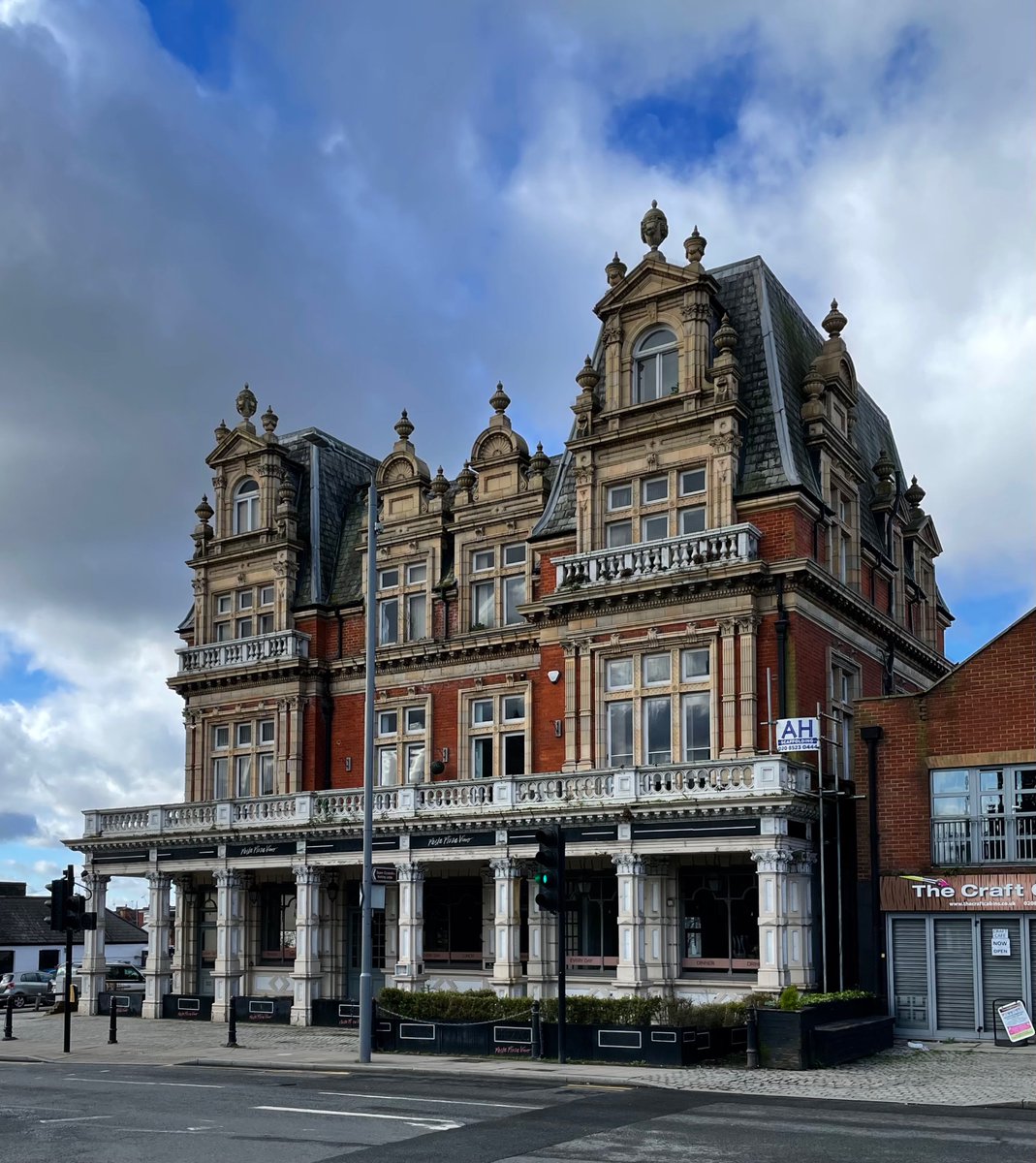 Chingford E4, lost pub… 🐂 & 👑