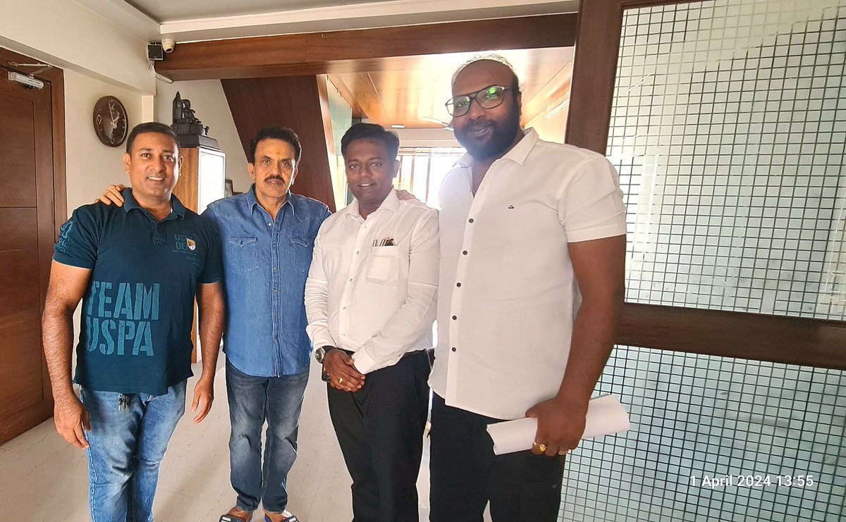 jigarprajapatis's tweet photo. Today meet our leader @sanjaynirupam ji at his residence at Andheri and discussed upcoming Elections.
Nirupamji  aage badho Hum aapke sath hai.
Jay Ho 
@GaneshjadhavD5 @RaviJaiswall 
@INCMumbai @VarshaEGaikwad https://t.co/P6bS3kJnT4