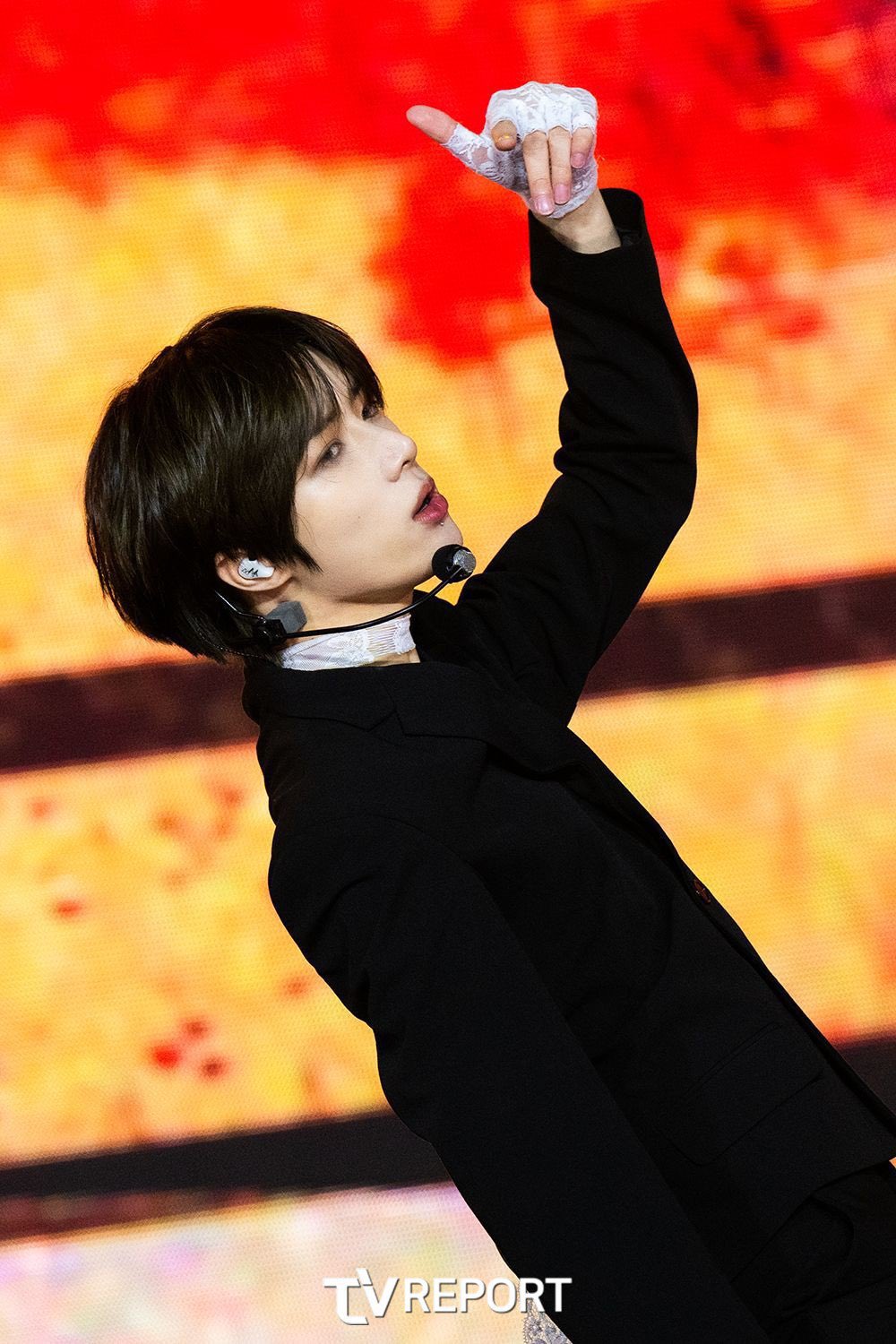K-POP・アジア BEOMGYU BLACK BRECELET Beomgyu at the airport looking as cool as ever 😍 it's funny