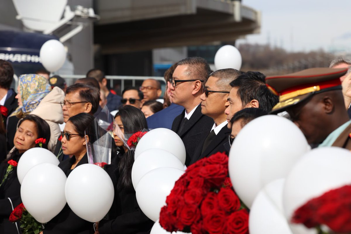 💐🕯On March 30, flowers were laid at an improvised memorial near the Crocus City Hall. The heads of missions and staff from over 130 embassies took part in the event. 🔗 t.me/MFARussia/19710 #ForeverInOurHearts