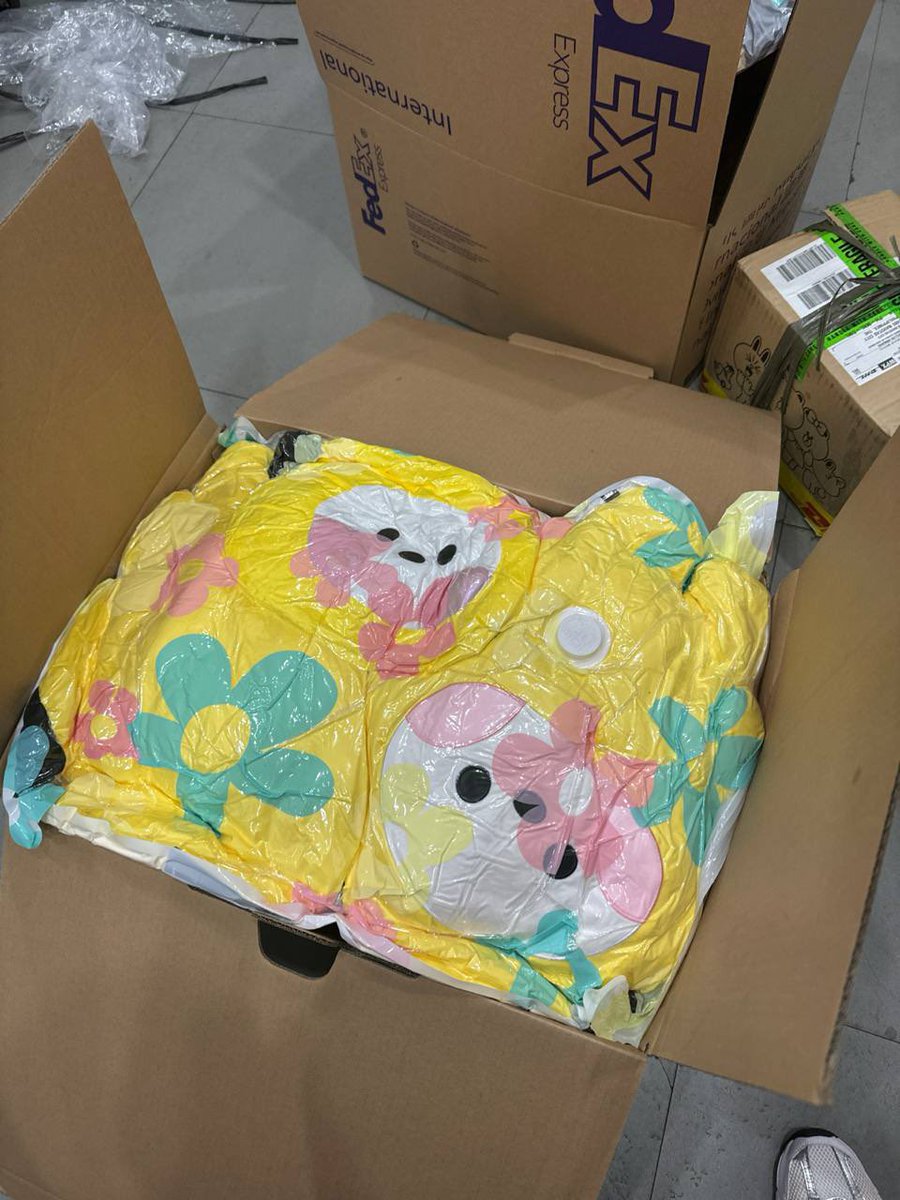 YoongikookOt7's tweet photo. Thank you for selling yoongi memo17br and for being the best consol I could ever ask for @btsfeatsvthaul  you’re amazing talaga 😭 everything arrived safely 🥹💗 #breeconsol https://t.co/idP6yesazL