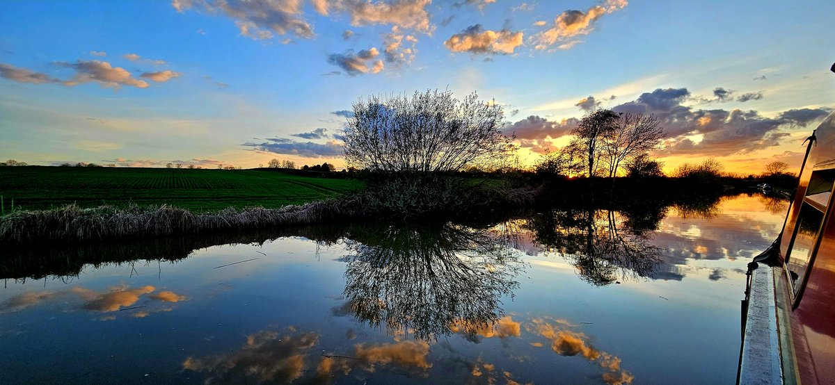 A beautiful end A shout out (literally) to the boater who smashed into me at speed entering Blisworth tunnel yesterday. If you send me your address, I'll forward the bill for the damage you caused. Why couldn't wait 1 minute longer? #boatlife #EasterSunday #idiots