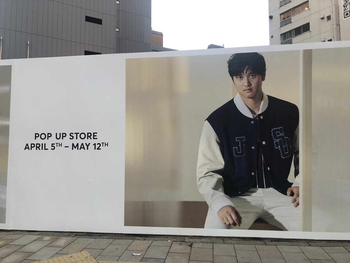 lemond_luv's tweet photo. わあああ🥹この前スタッフさんが教えてくれたやつ🥹６日土曜日からって確かに言ってたけど、コレには５日からって書いてある。新しい広告写真だよね、かっこいい🥹
#BOSS
#大谷翔平 https://t.co/ddL3HtmdvN