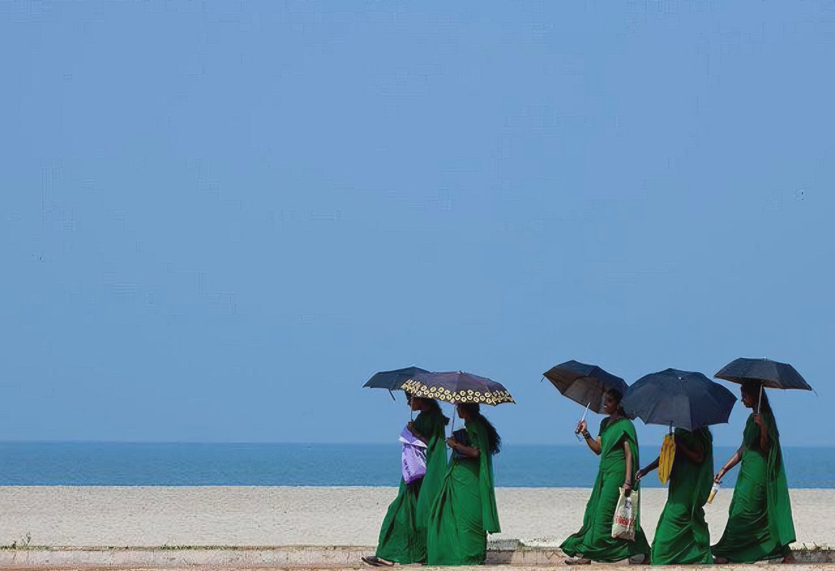 📸Eric Lafforgue, Alleppey - Ladies on the beach side