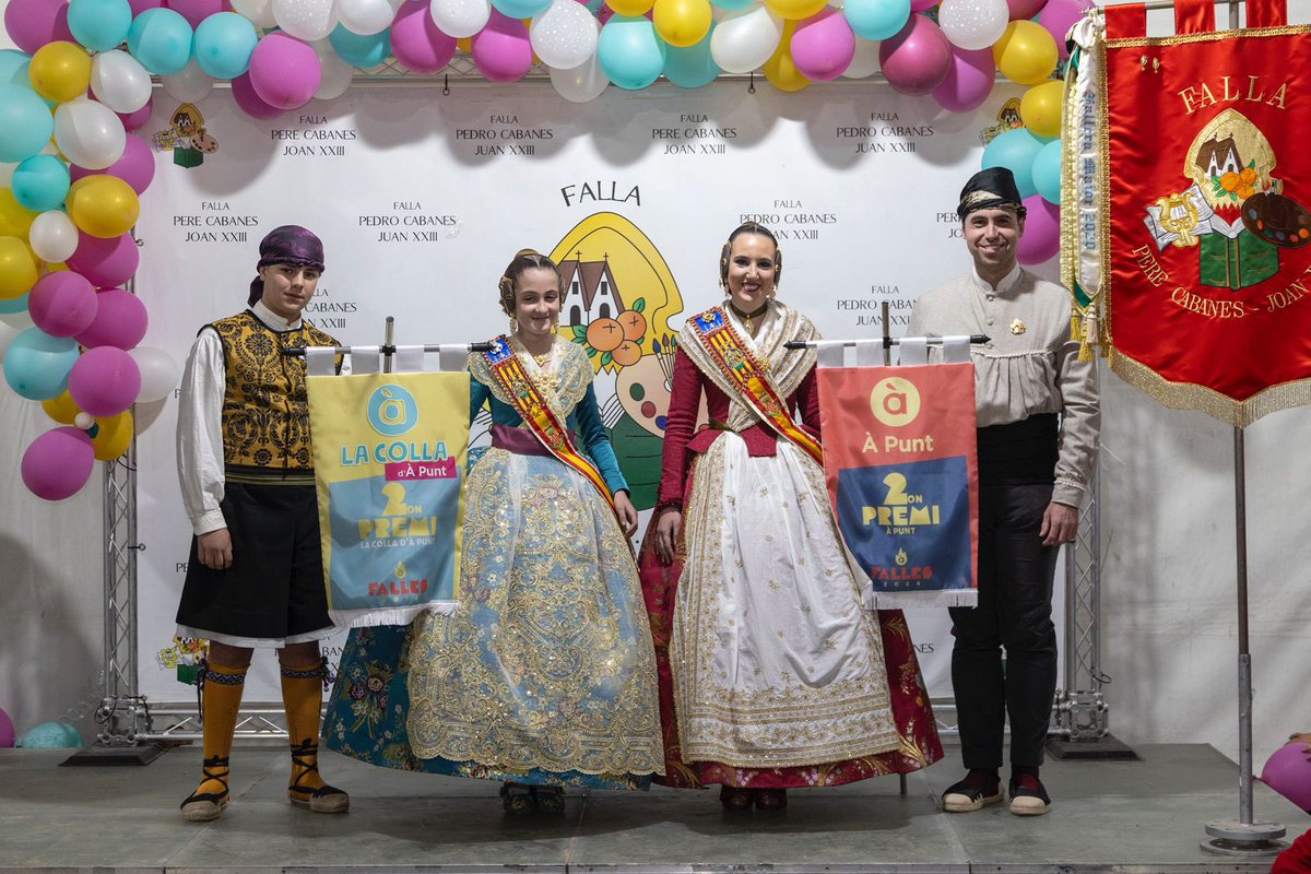 Falla374's tweet image. Doblet molt especial al 2024 també: Els dos segons 🥈🥈premis d’À Punt, tant La Colla infantil, com també a la falla gran. Nostre secretari, Rafa Soria, ho celebrà en directe al set de l’Ajuntament… i no només amb els presentadors. @chorizamay t’esperem al casal!❤️
