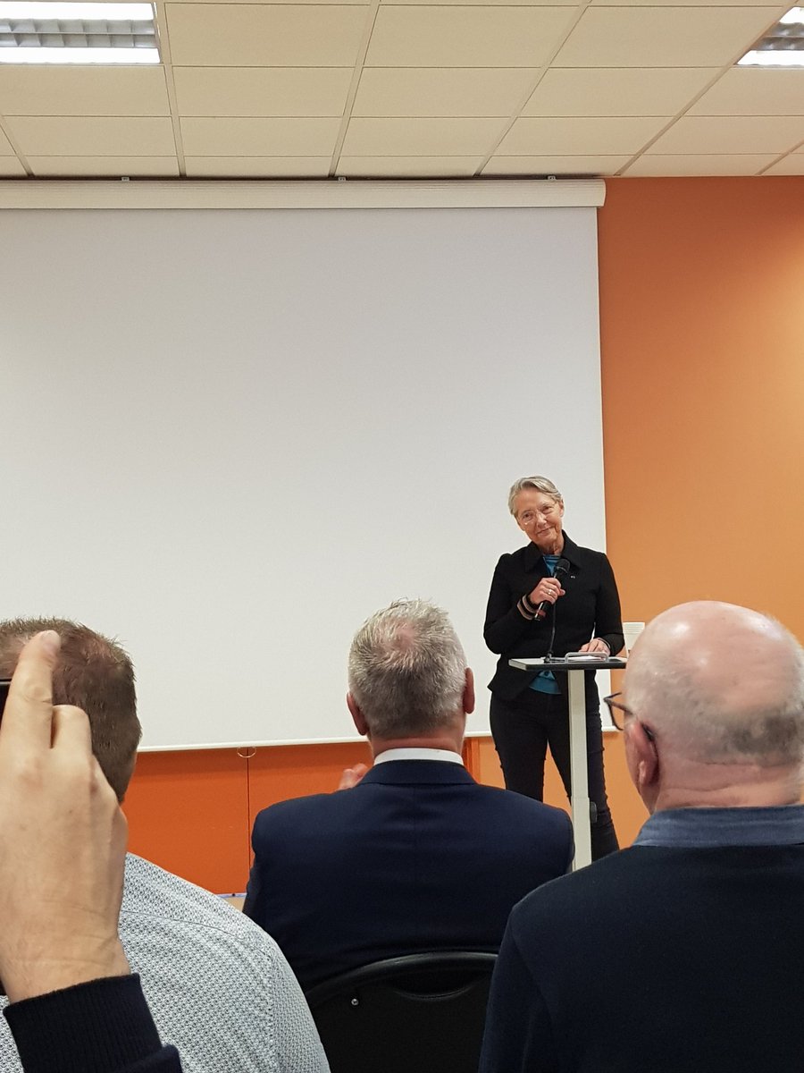 HorizonCalvados's tweet photo. Samedi après-midi à #Caen, les élus et les militants de la majorité présidentielle étaient réunis pour parler d'Europe ! 
Tous unis derrière la liste conduite par @ValerieHayer, et avec @s_yoncourtin, nous sommes mobilisés pour faire gagner #lEurope, car nous avons @BesoindEurope https://t.co/GOfo03TYDq