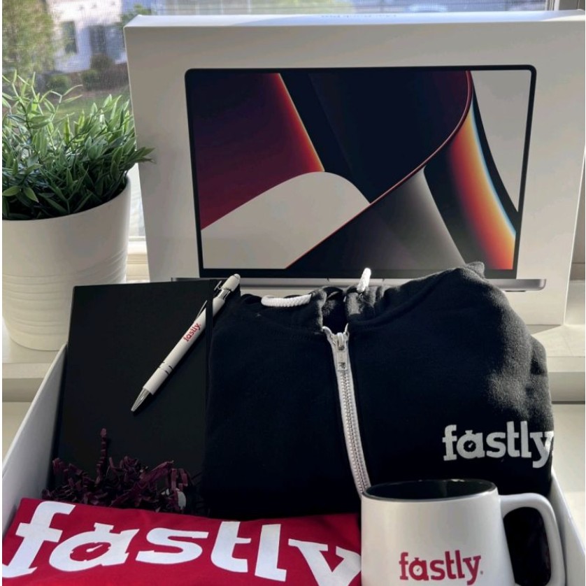 FastlyJapan's tweet image. Fastlyのグッズが届くと、誕生日を迎えた子供のようにワクワクした気分になります🎉

現在募集中の求人情報をご覧ください！あなたにもFastlyグッズが届くかも...🎁
bit.ly/43yONMj
#LifeAtFastly #採用情報