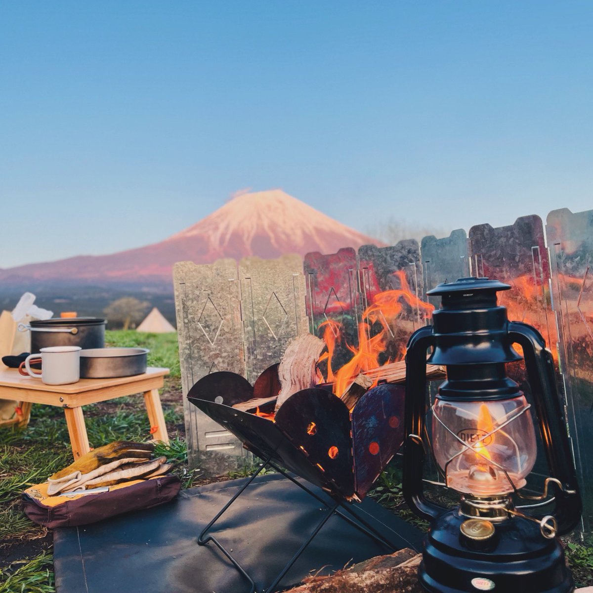 upright_singer's tweet photo. だからキャンプはやめられない🏕️🔥
#ソロキャン #ソロキャンプ #キャンプ #焚き火 #オイルランタン #deitz #富士山 https://t.co/NNFR6IBSVb