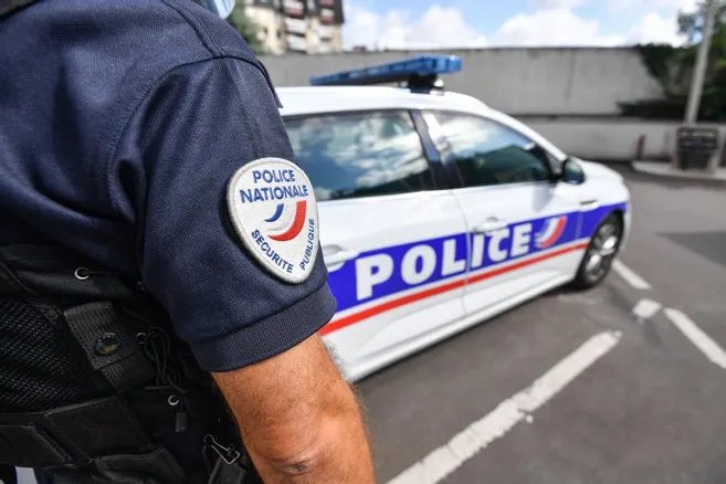 Pediavenir's tweet photo. 🐟🇫🇷 FLASH - Un automobiliste mord le bras d’un policier pour le poisson d’avril car « le poulet c’est protéiné ». L’homme a été interpellé et placé en garde à vue. https://t.co/CG5txfod7g