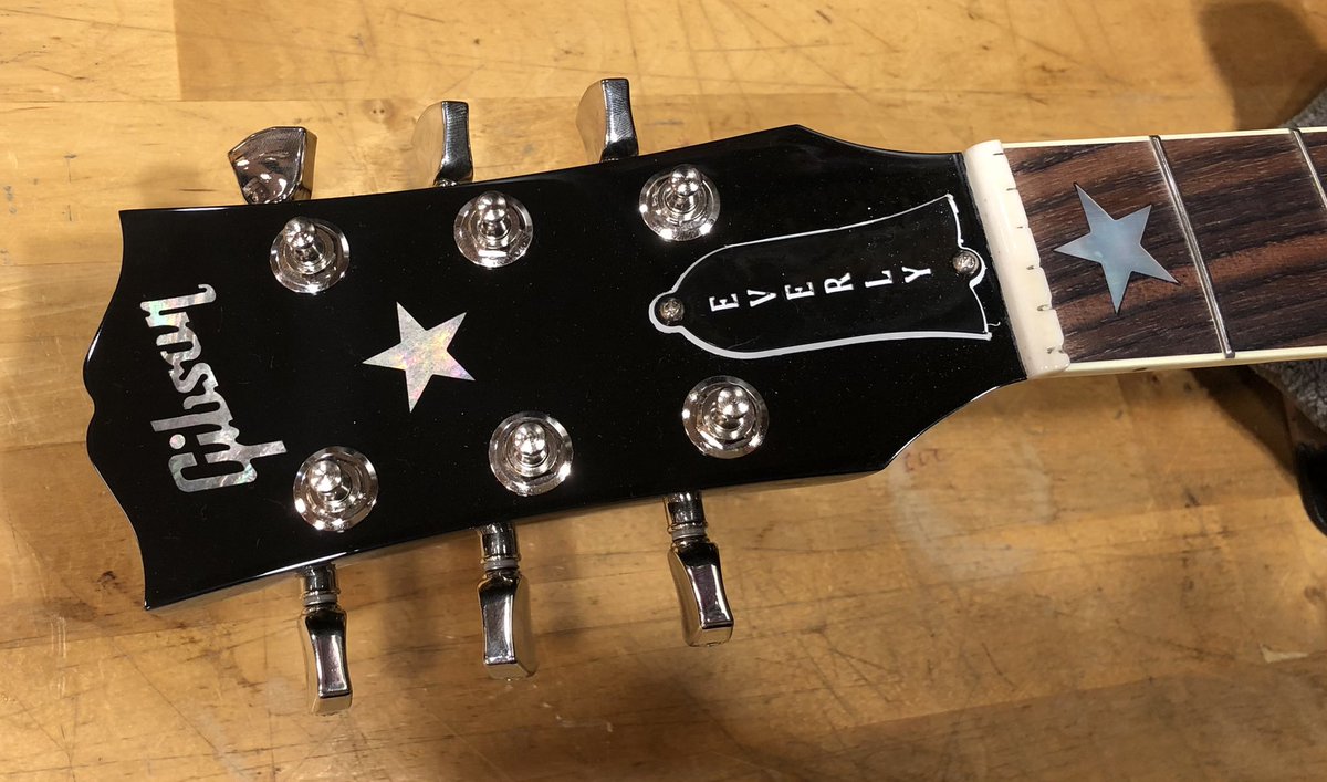 1484ssbs's tweet photo. 【ちょいジャパ】
こちら初回入荷超僅少!
既にご注文頂きクリーニング中
いやー、文句無しカッコいぃわぁー
ゴツいビックガード貼り付いてるから鳴らないなんてウソウソ
メッチャカッコよく鳴ります!
#j180 #everlybrothers #gibsonacoustic https://t.co/hy7HwbdKNQ
