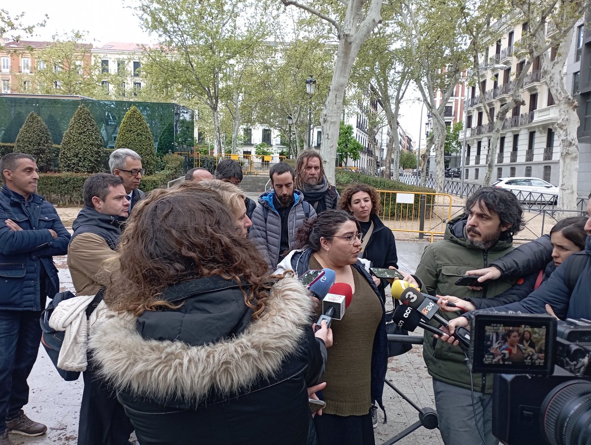 AlertaSolidaria's tweet photo. ⚠️ L'Audiència Nacional suspèn la vista de les al·legacions de les defenses dels @Detingudes23S 

❌ La vista s'haurà de repetir tot i que hem reiterat la petició d'anul·lació del procediment per diverses vulneracions de drets fonamentals ❌

Seguirem! Preparades pel que calgui! https://t.co/N7FY9Kwh4d