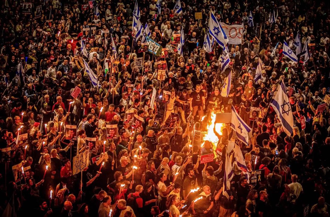 AntonellaNapoli's tweet image. L’oceanica folla in piazza a #TelAviv per chiedere le dimissioni del premier Benjamin #Netanyahu, e una seria trattativa per la liberazione degli ostaggi israeliani da 6 mesi prigionieri di #Hamas a #Gaza, la risposta migliore a chi accusa di antisemitismo coloro che lo criticano