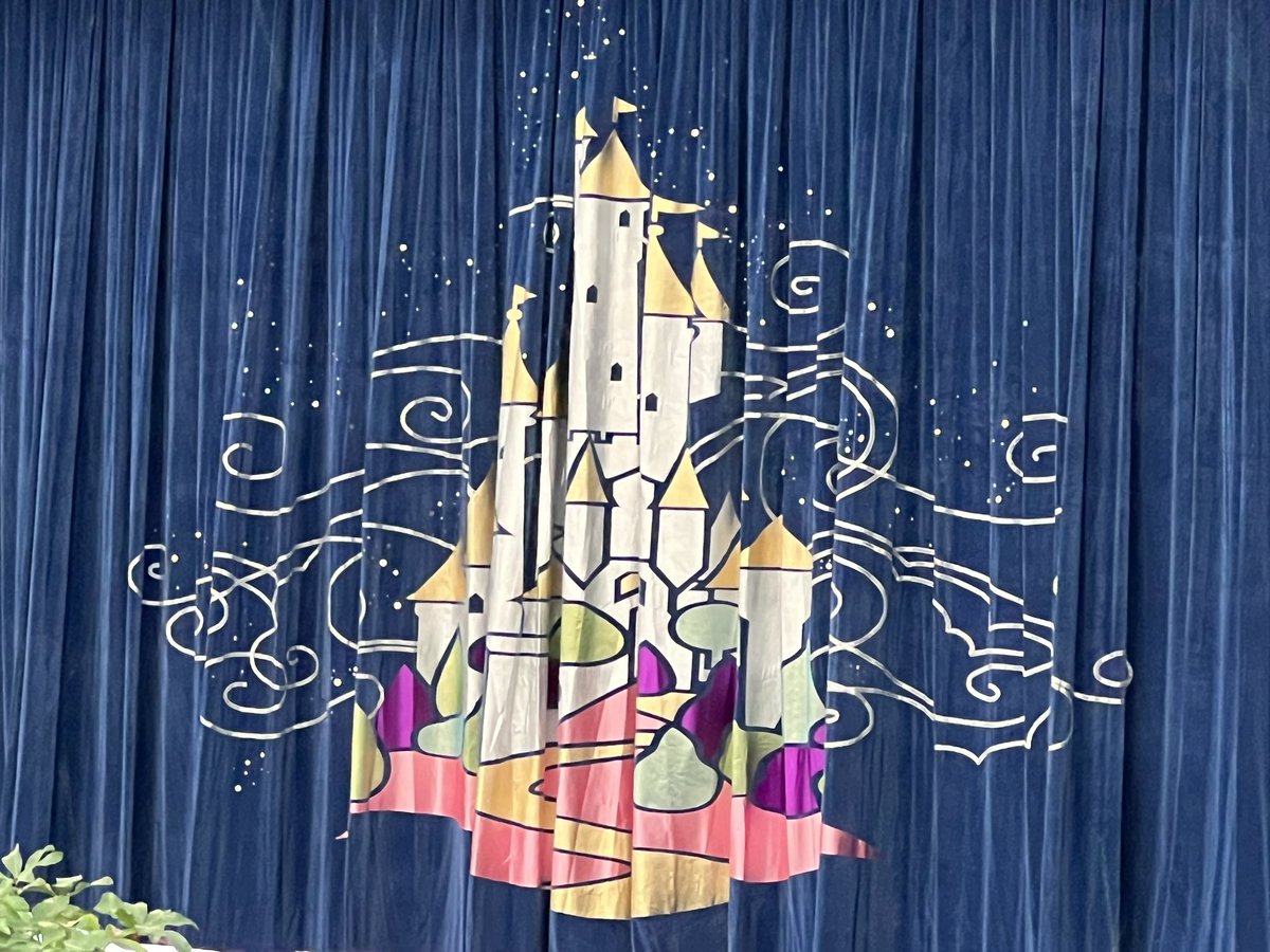 ichigo_033's tweet photo. ショーベースの幕新しくなった？？

#TDR__now https://t.co/mDdGOofLwO