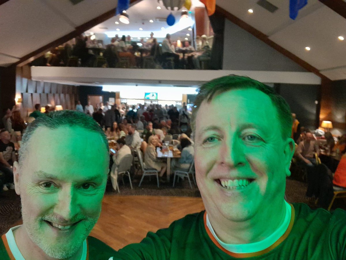 Thanks to all who came out Easter Sunday at the PD in Andersonstown and @ShamrocksNewry for our two shows. Everyone was in great voice and we enjoyed ourselves too 🎼🇮🇪🇮🇪 @maco1967