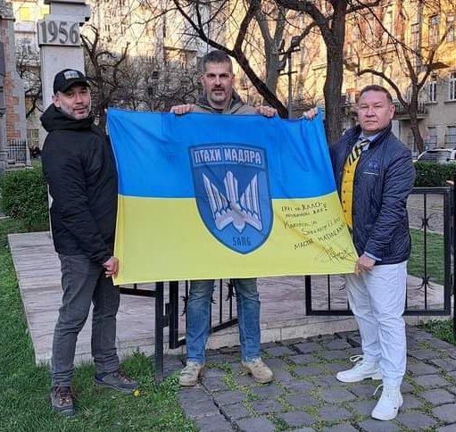 SzabadonMagyar's tweet photo. Brovdi Róbert (hívójele: magyar), a Kárpátaljai Sárkányellátókkal üzent nektek, hálásak a segítségetekért és továbbra is küzdenek a szabadságért! https://t.co/Ptx69fehcV