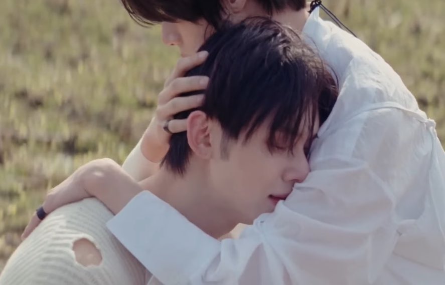 whitebearxz's tweet photo. เอาดีๆฉากนี้อะ นึกถึงตอนที่บอมแปะพาสเตอร์ที่นิ้วให้พี่ยอนจุนใน943 ดูเป็นฮีลลิ่ง ดูเป็นพื้นที่ปลอดภัย หรืออะไรสักอย่าง https://t.co/MCNs8ykW4w