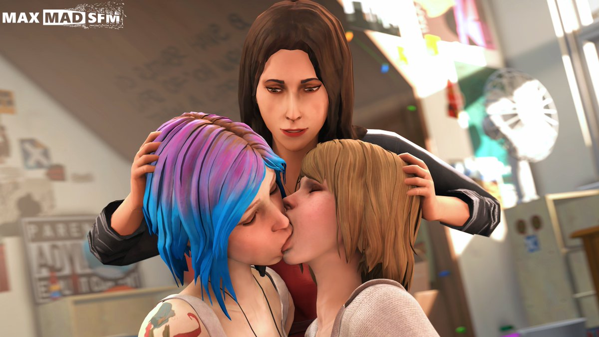 MaxMad_SFM's tweet photo. Max's mom shows how to properly kiss your girlfriend 😏 https://t.co/Ydt9Ulh5K8