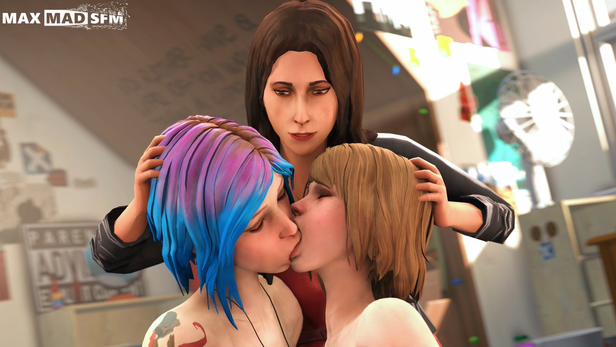 MaxMad_SFM's tweet photo. Max's mom shows how to properly kiss your girlfriend 😏 https://t.co/Ydt9Ulh5K8