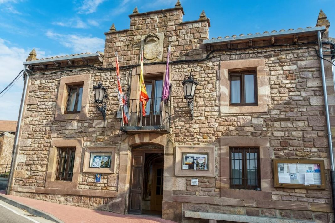 ViajaryMuchoMas's tweet photo. #VYMM. ¿Qué te parece alimentar tu alma viajera en abril con una ruta a los 4 pueblos de #CastillayLeón ➕️ antiguos de España?

Para ello, nos vamos a las provincias de Valladolid, Palencia, Segovia y Soria.

https://t.co/vqm20xBFgv

@CyLEsVida https://t.co/DUvoyHgW6T
