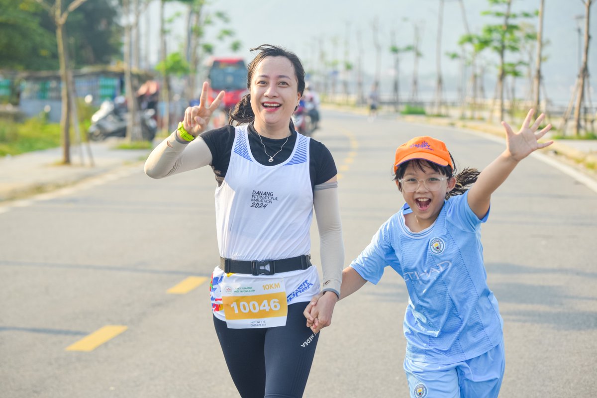 Accompanying Hue Runners and HueWACO, we would like to say thank you to the 200 participants, including athletes, students, teachers, and associates of Laguna Lăng Cô for running towards a greener goal, raising 1,100 Madagascar almond trees for 44 schools.