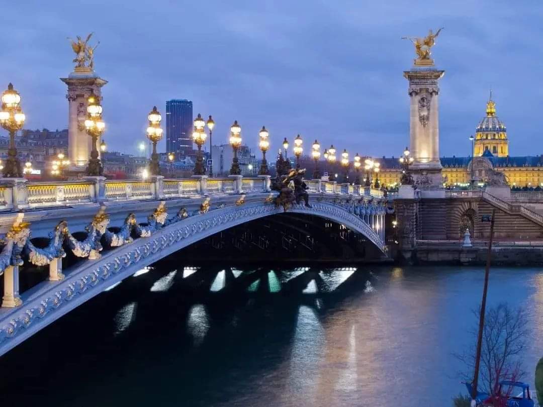 Il ponte Alexandre III di Parigi fu realizzato tra il 1896 e il 1900, seguendo il progetto degli architetti Cassien-Bernard e Gaston Cousin. In stile Art Nouveau, fu inaugurato il 14 aprile in occasione dell'Esposizione Universale del 1900.