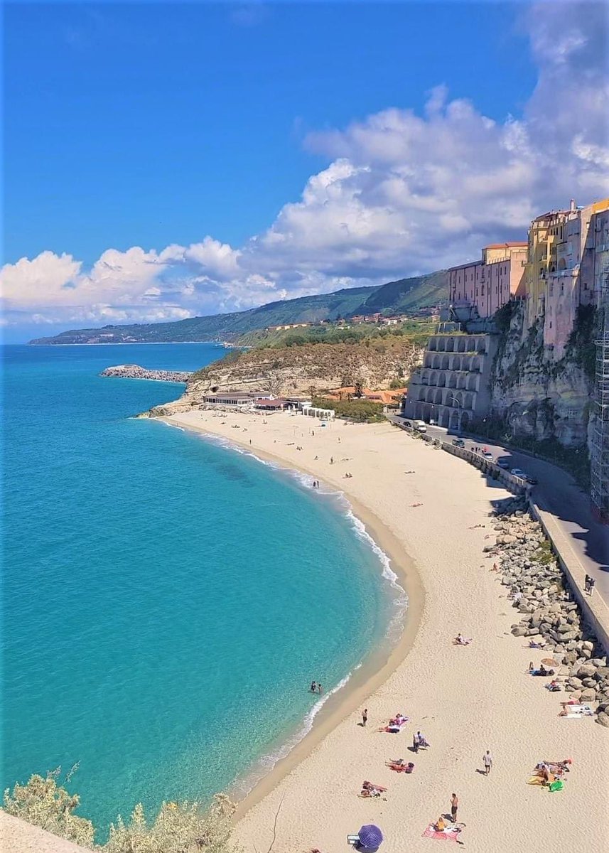 #BuongiornoATutti, primi bagni al mare nella giornata di Pasqua, auguriamo una buona Pasquetta di relax. La foto non è un #pescedaprile 😉. Saluti da Capo Vaticano Tropea sulla Calabria tirrenica, vi aspettiamo per le vacanze al mare ☀️ 🌊 ⛵️🥽🐠.