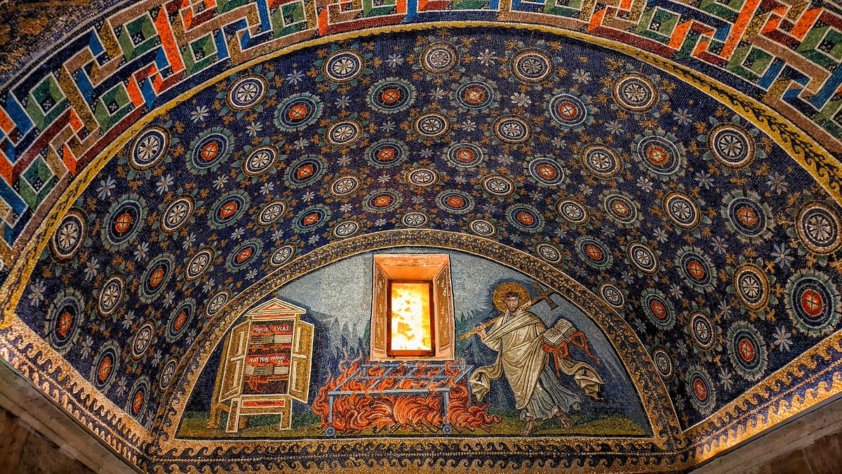Dal Mausoleo di Galla Placidia, uno degli otto siti #Unesco di #Ravenna. Al centro della cupola, in un immenso cielo stellato, appare in tutto il suo splendore una croce latina dorata, simbolo di Cristo Sole Nascente
👉turismo.ra.it/cultura-e-stor…
#visititaly #visitravenna