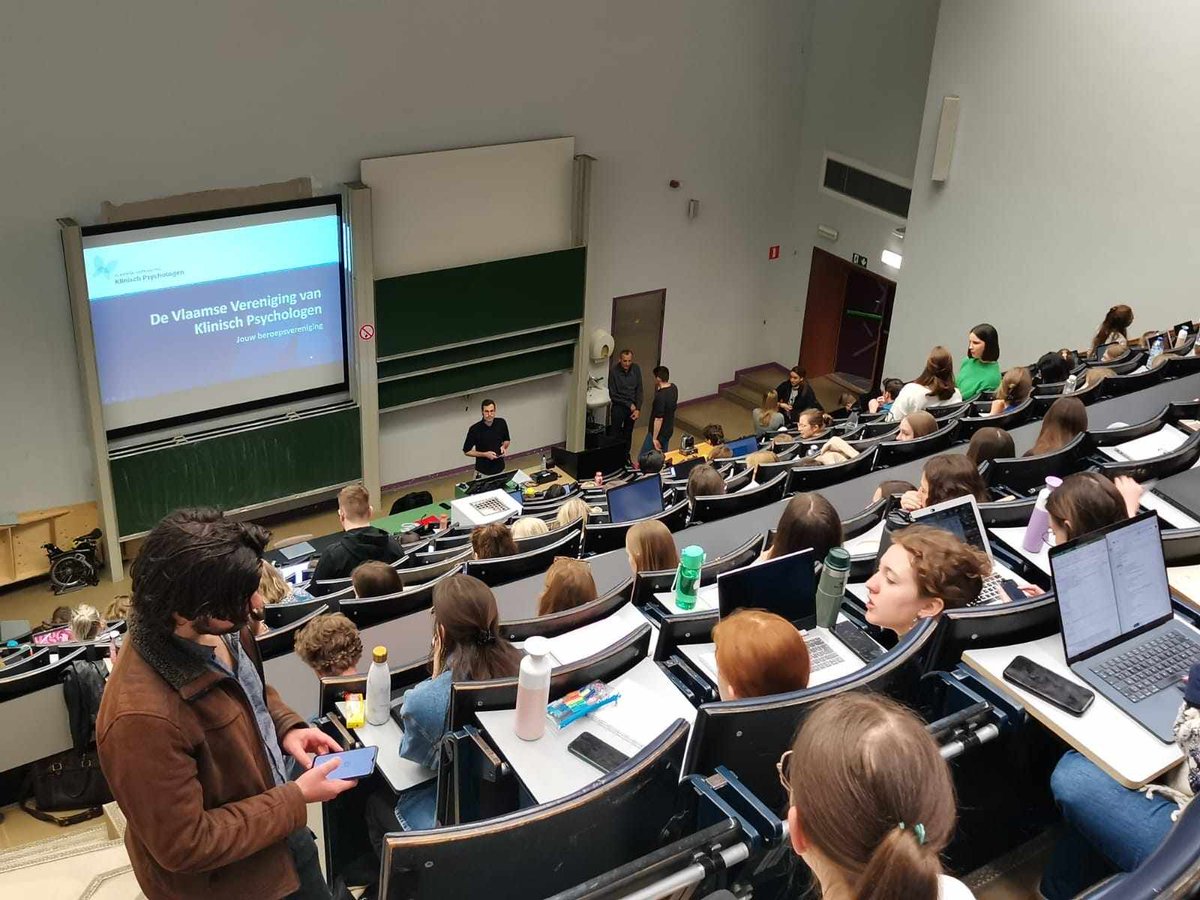 Onze co-directeur @joris_steven sprak zo'n 250 toekomstig klinisch psychologen toe over VVKP en wat het belang is van een sterke, slagkrachtige beroepsvereniging. De boodschap was duidelijk: de uitdagingen zijn groot, en als beroepsgroep zullen we het vooral zélf moeten doen!