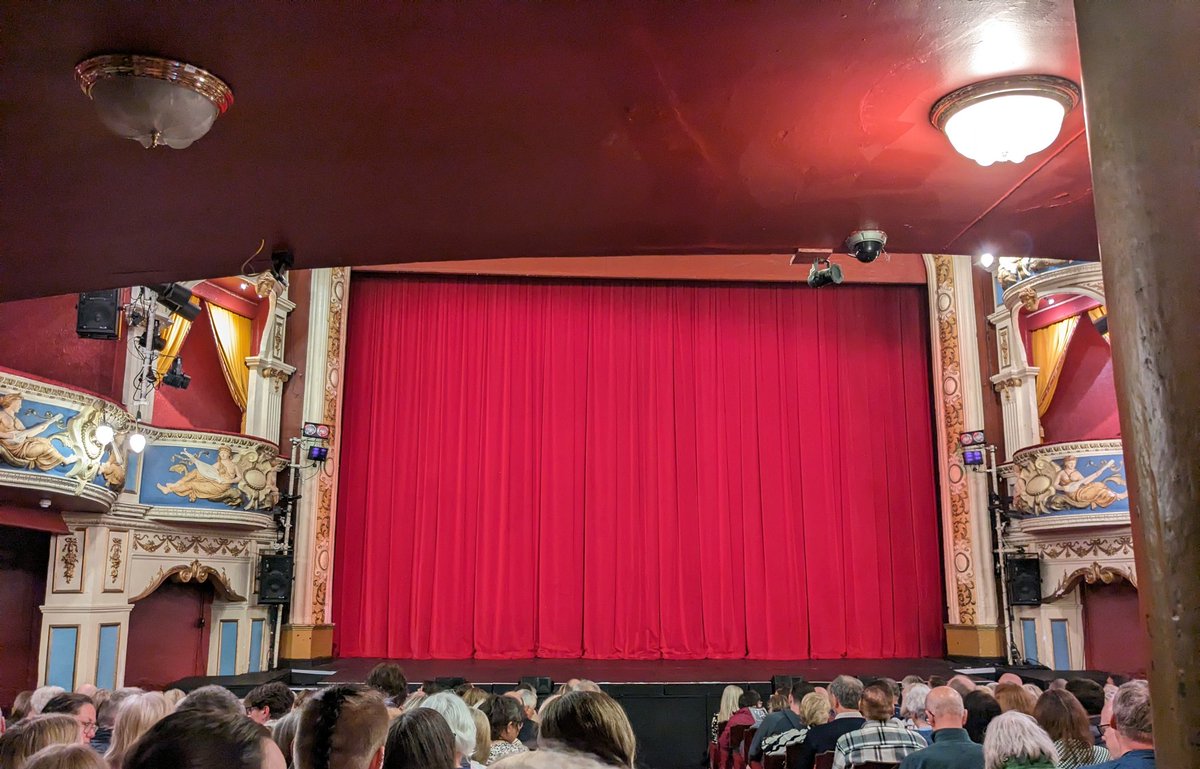The opulence of the Crewe lyceum...
Have to say that it was fantastic...
Really enjoyed the show!
#TheMousetrap