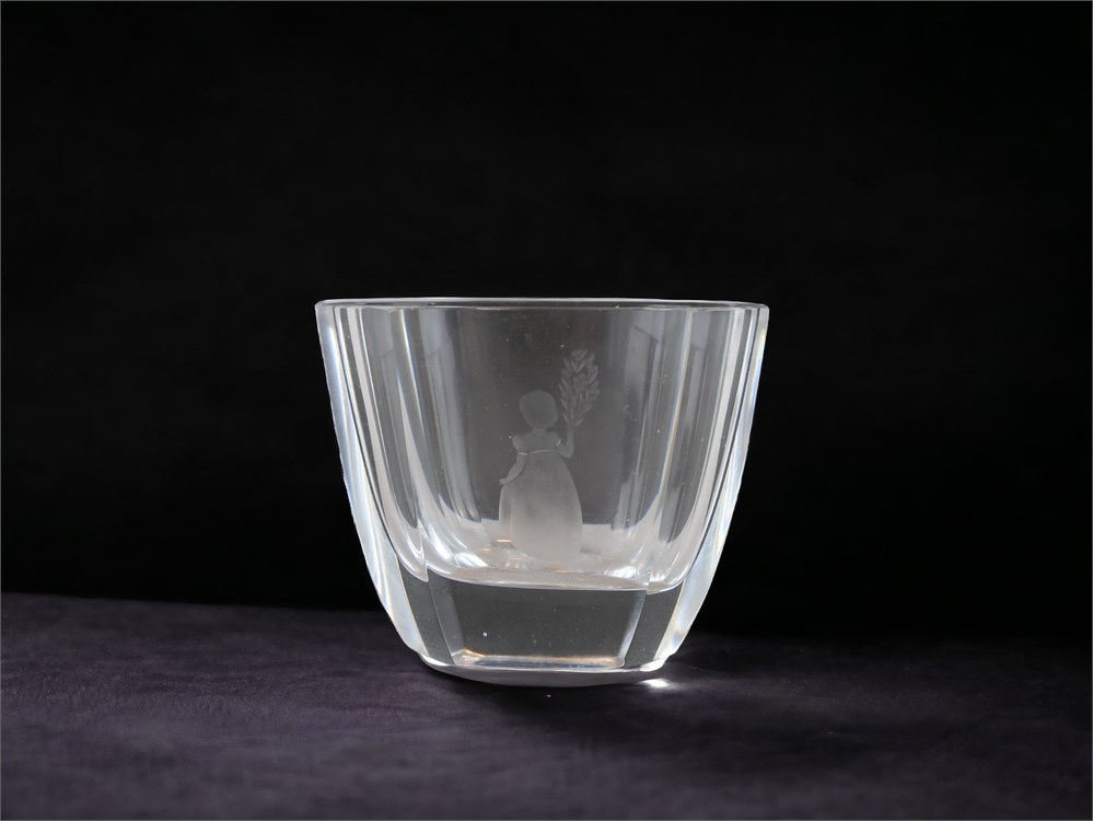 Sven Palmqvist (Sweden, 1906-1984) Girl With Flowers etched lead crystal glass vase for Orrefors. 

Lot # 023 in our Collector: Glass auction. 

#glass #artglass #swedishglass #orrefors #svenpalmqvist #leadcrystal #vase #auction #auctionhouse #onlineauction #centralcoast