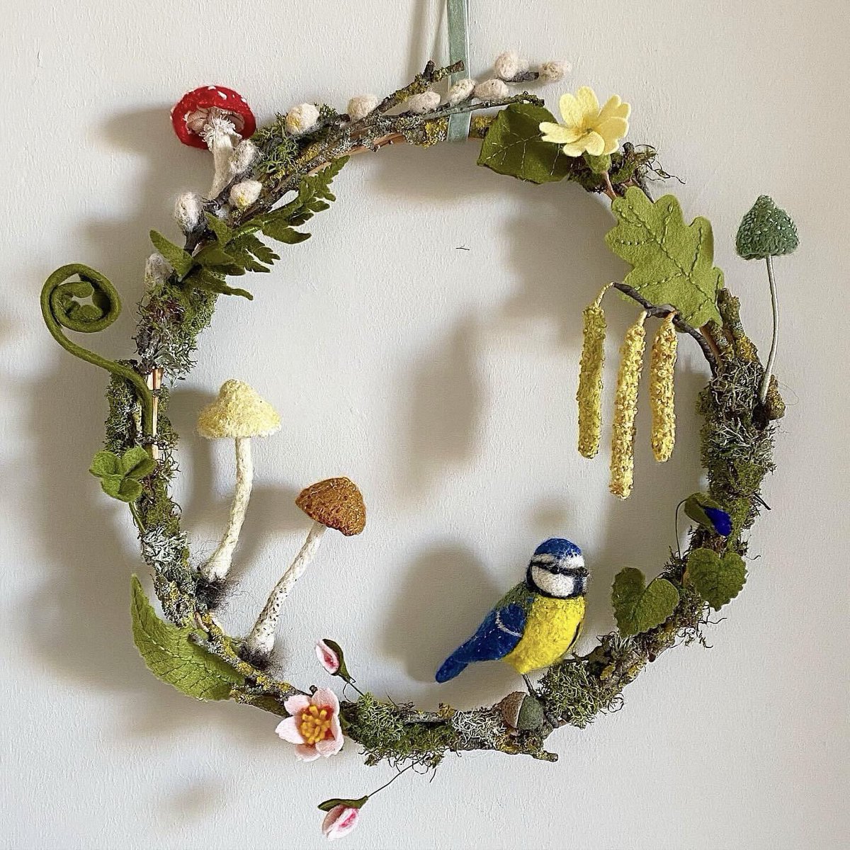 One from the archive today to wish you all a lovely 1st day of April. Spring is in the air with all the renewal & hope it brings. 
#spring2024 #springwreath #needlefeltedbluetit #needlefelting #feltflowers #handmade #choosewool #campaignforwool #eastermonday