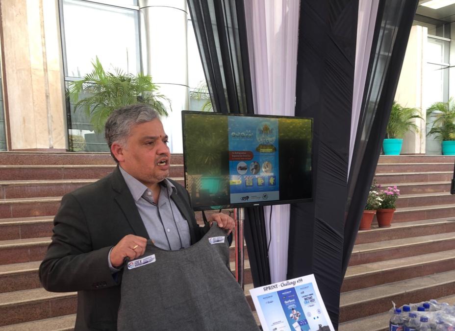 Heat2Comfort's tweet photo. Presenting the @India_iDEX funded Instant cold vest at the Army Commander's conference. Extrapolating the use cases between forces is vital in #Bharat becoming #Atmanirbhar in #Defence @artrac_ia @NorthernComd_IA @easterncomd @adgpi @indiannavy @Arun_Golaya @CaptDKS @parisodhana https://t.co/5ZIuEu5UvH