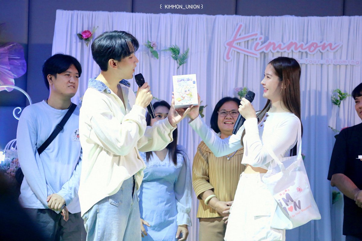 ขอบคุณคุณแม่ และแขกรับเชิญทุกท่านมากๆเลยนะค๊าาา ที่มาร่วมสร้างความสุข ความสนุก และมาเติมกำลังใจให้กัน ไว้โอกาสหน้ามาเล่นกับพี่คิมใหม่นะค๊าาา 🙏🥰💜

✿ εїз 

#Kimmonwillbeyourblooming
#MySunshineKIMMONDay
#ขุณขิมมอญ