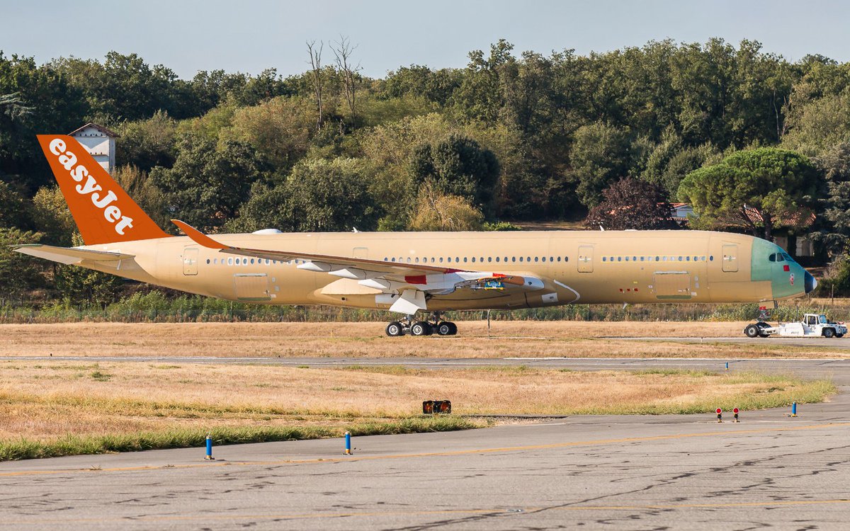 Seen this morning : First #Airbus #A350-900 for #Easyjet emerge from final assembly line. 🇬🇧 #AvGeek #Toulouse